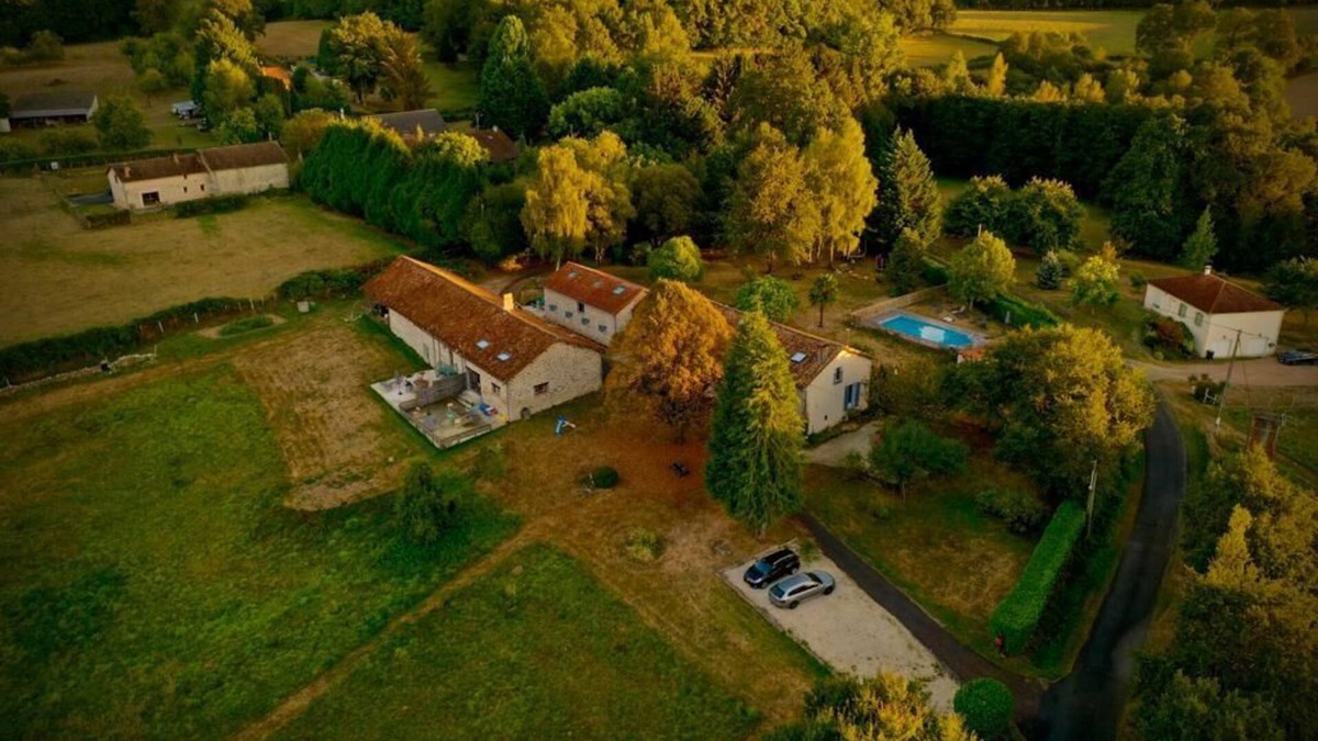 Pensol House | Vacation home in the campaign. For children a playground and heated pool
