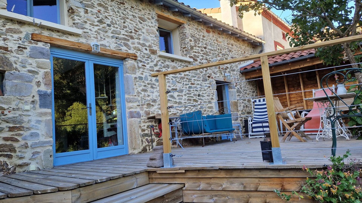 Auzon House | Vacation Home 'La Maison du Vigneron' with Mountain View, Tennis Court & Wi-Fi