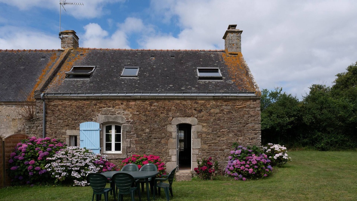 Surzur House | Vacation Home "Le Cosquer Sur Zur" with Private Terrace & Private Garden