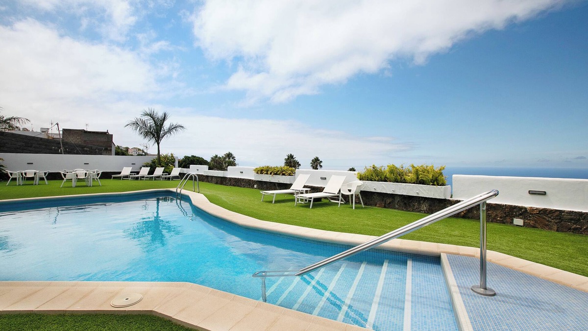 Sauzal House | Vacation Home 'Linaje del Pago Castellana' with Mountain View, Pool & Wi-Fi