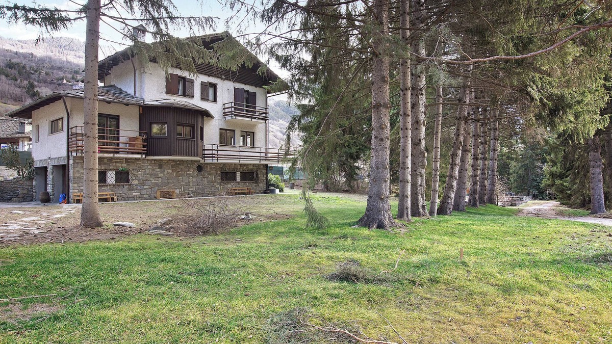 Morgex House | Vacation Home "Maison La Truite" with Mountain View, Private Terrace & 4 Balconies