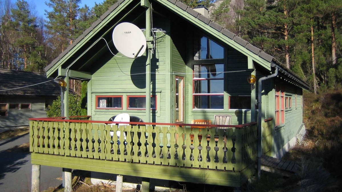 Lyngstranda House | Vacation home Norway: Vacation property for up to 6 people, 9.9/15 hp motorboat for hire.