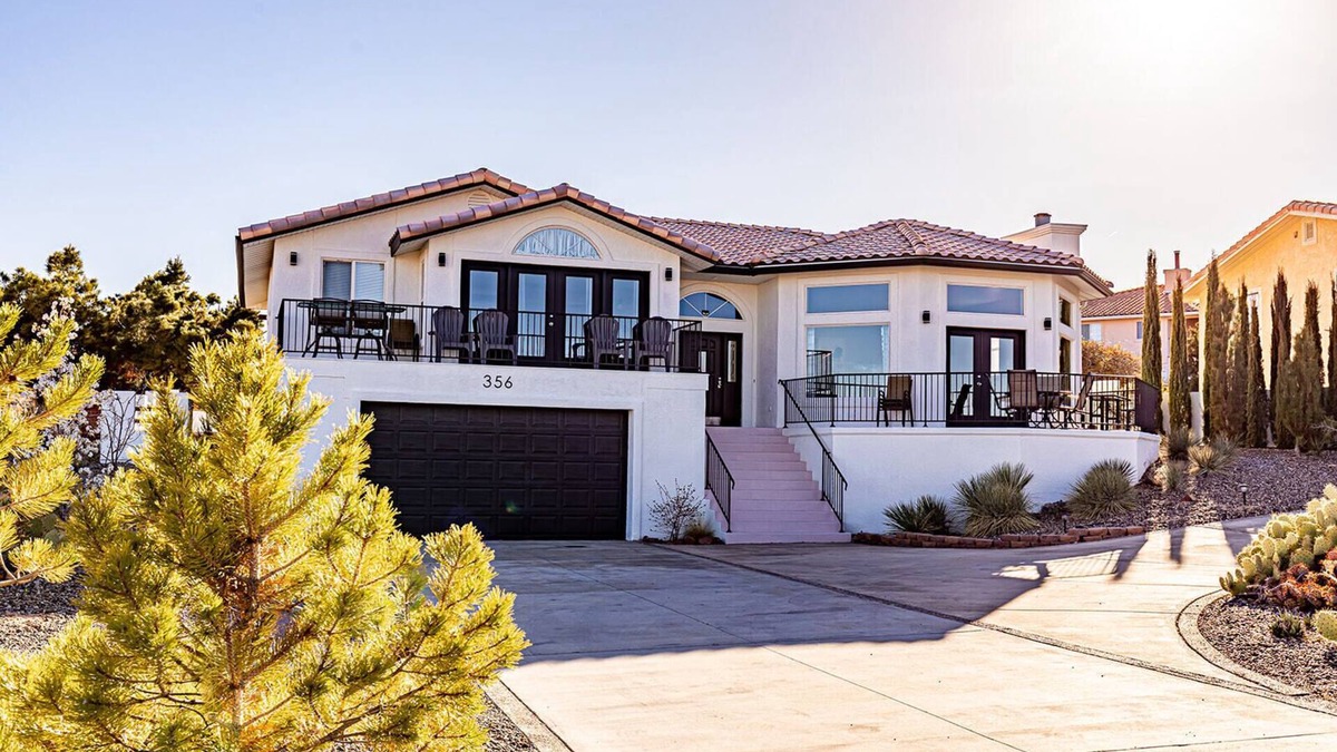 Greenehaven House | Vacation Home: Overlooks Lake Powell, Near Horseshoe Bend & Antelope Canyon