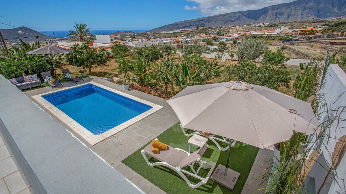 Arafo House | Vacation Home 'Piscina Climatizada' with Sea View, Private Pool and Wi-Fi