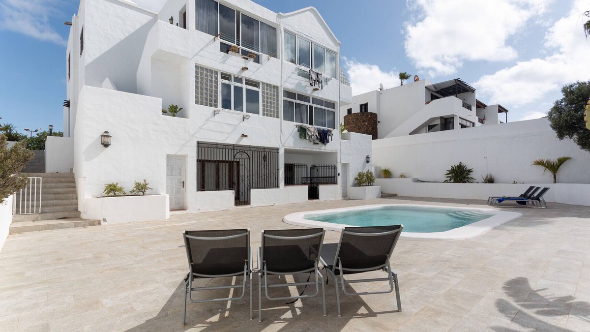 Playa del Cable House | Vacation Home 'Queen Vetusta -Pool and Tennis' with Shared Pool, Shared Terrace and Wi-Fi