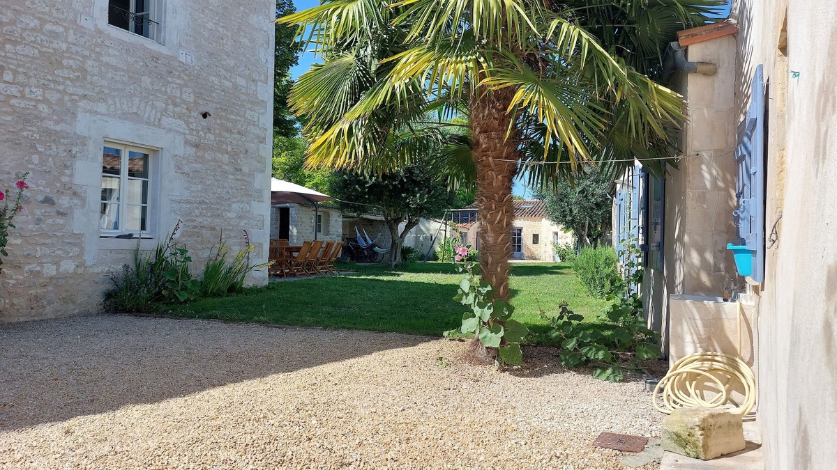 Aytre House | Vacation home rental with pool and beach for 10 people