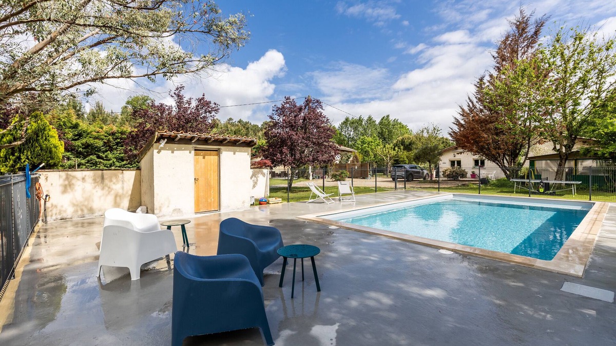Lesparre-Medoc House | Vacation Home "Senguinous 2" with Shared Pool, Private Terrace & Wi-Fi