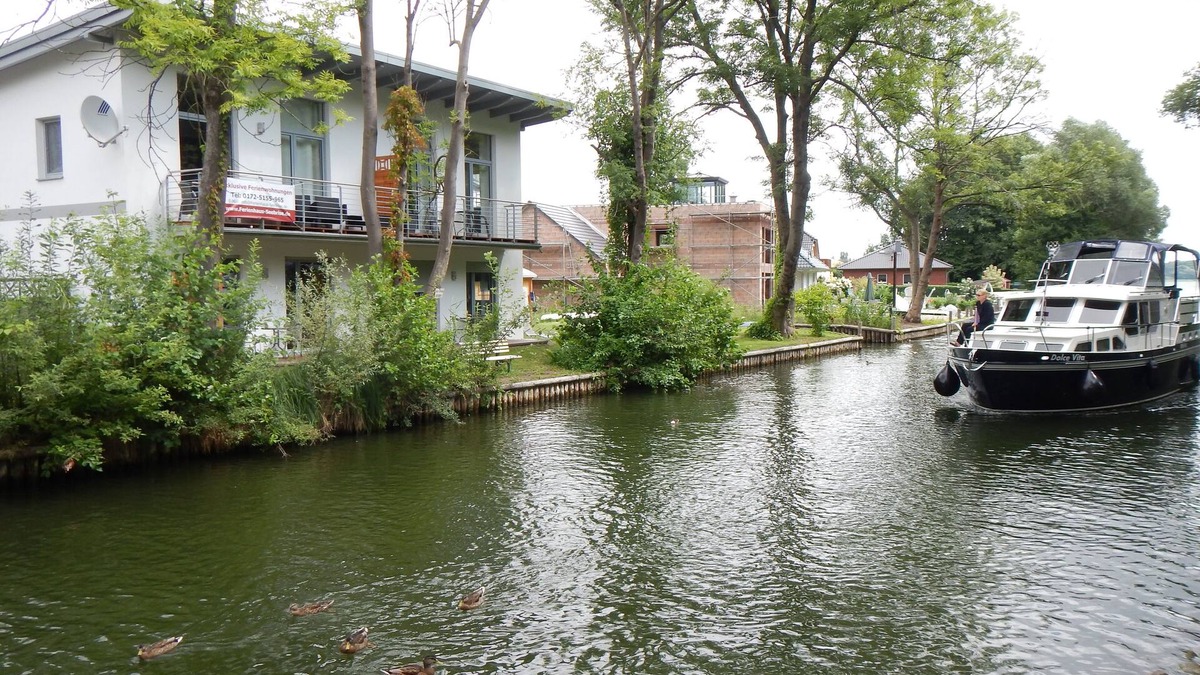 Storkow Apartment | Vacation home Seebrise Modern apartments on the lake, rowing boat included subject to availability