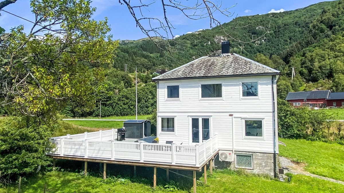 Hyllestad House | Vacation home Sjøtun by Interhome
