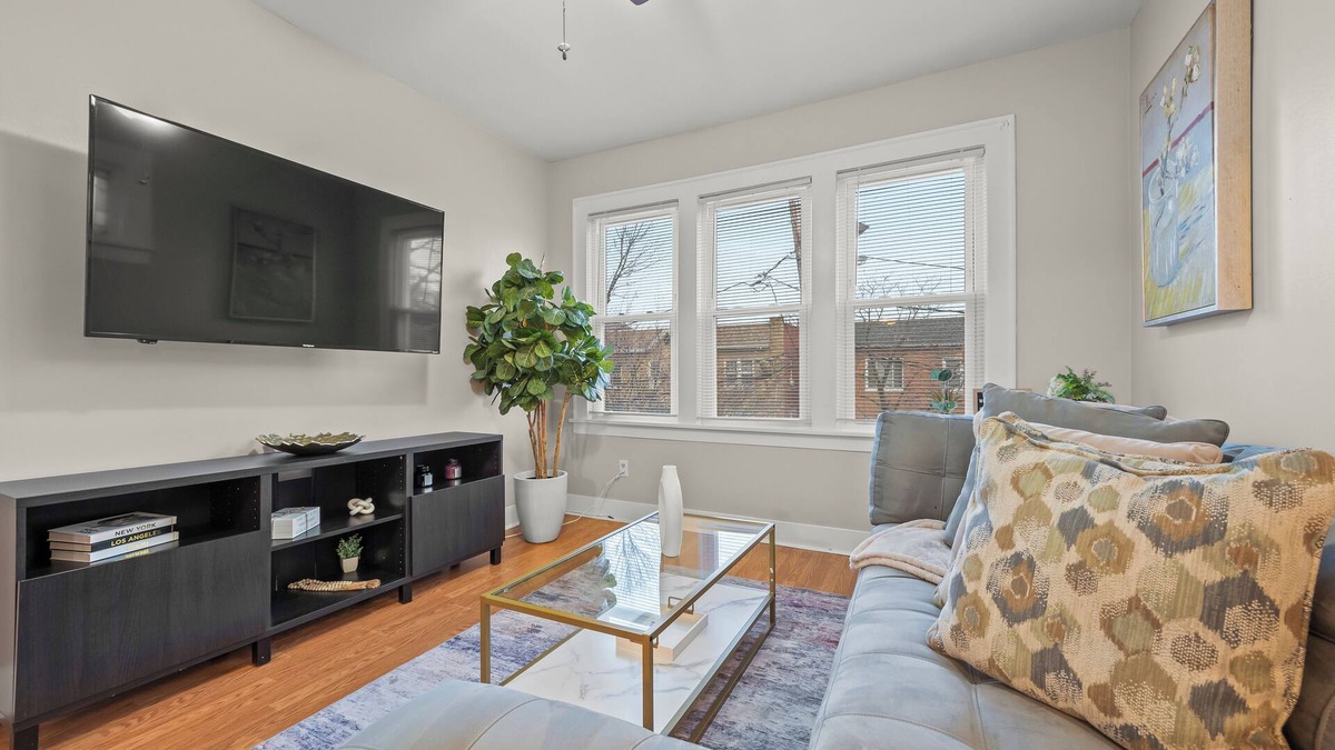 Linden House | Vacation Home Sleeps 10 w/Game Lounge · 5 mins walk to NYC/EWR Train
