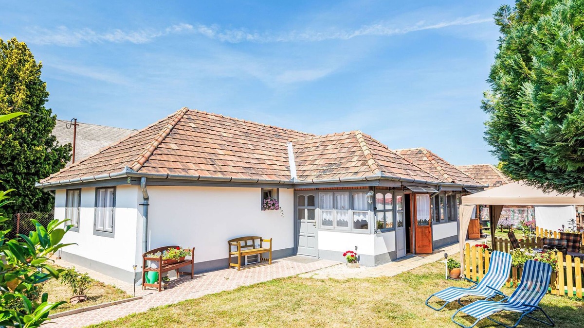 Balatonoszod House | Vacation home Sunny by Interhome