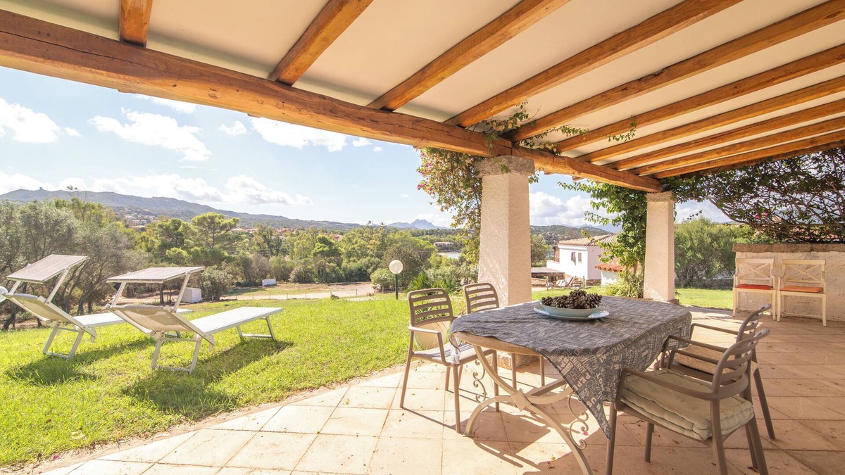 Baja Sardinia House | Vacation Home “Susy House” close to the Beach with Sea View and Garden