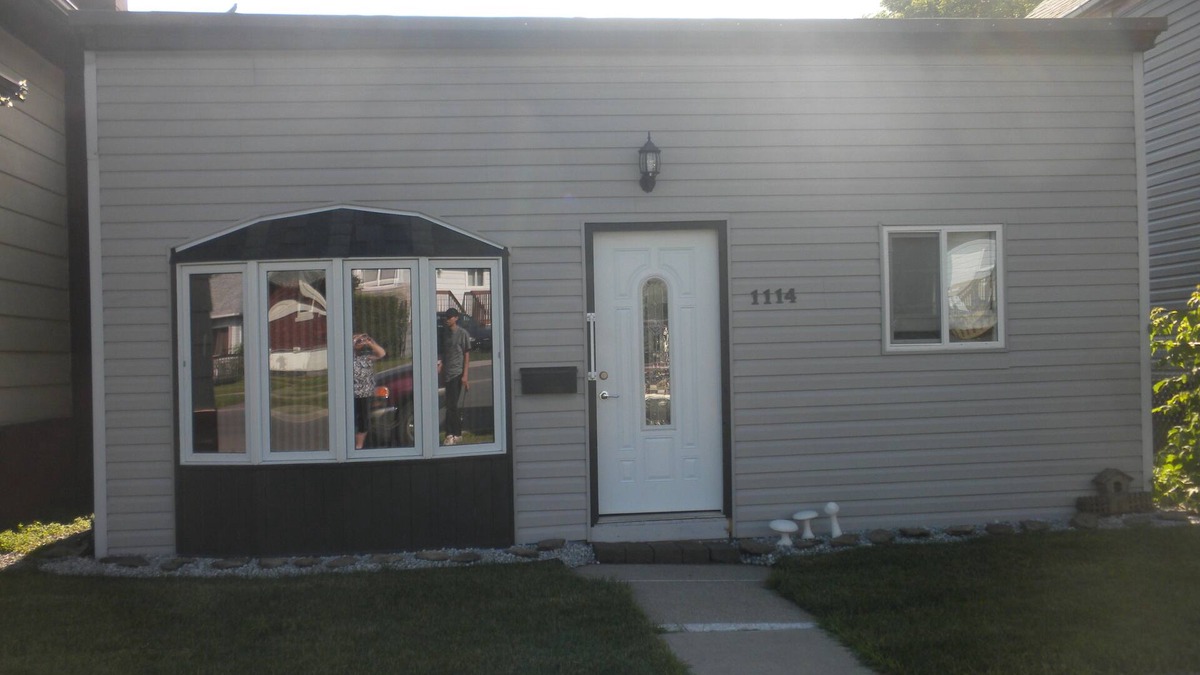 Thunder Bay House | Vacation Home Thunder Bay 2 Bedroom House Sleeps 4 Near Airport, Bus, Cafes,Bars