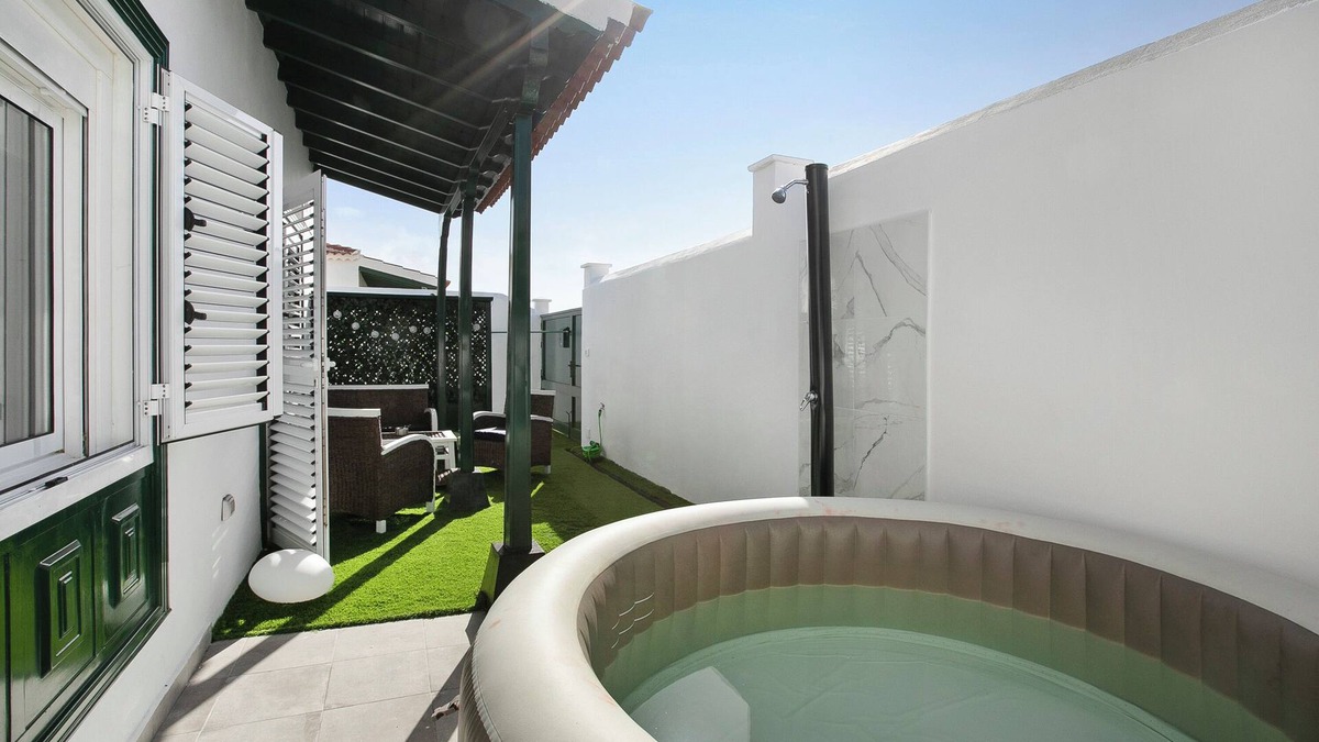 Abades House | Vacation Home 'Tia Osa' with Private Pool, Shared Terrace and Wi-Fi