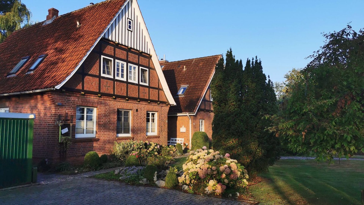 Nordkehdingen House | Vacation home view into the field