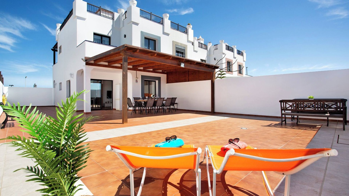 Geafond House | Vacation Home 'Villa Zoe' with Sea View, Shared Pool and Wi-Fi
