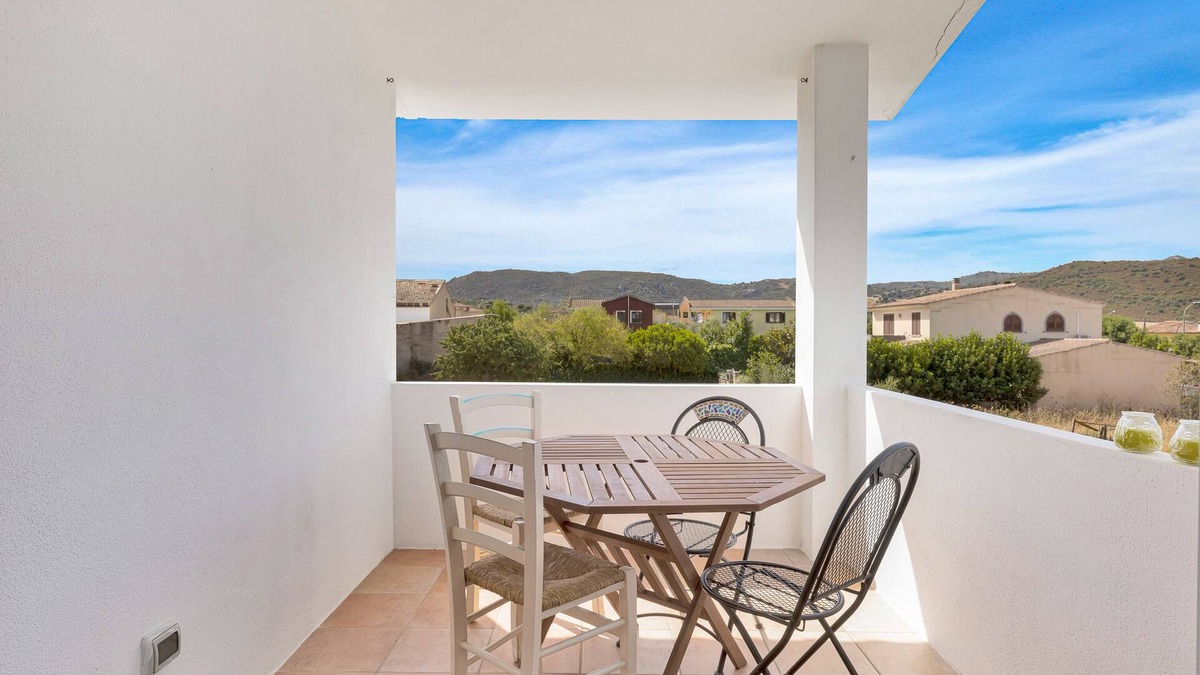 Loiri House | Vacation Home "Villetta delle Rose" with Garden, Terrace & Balcony