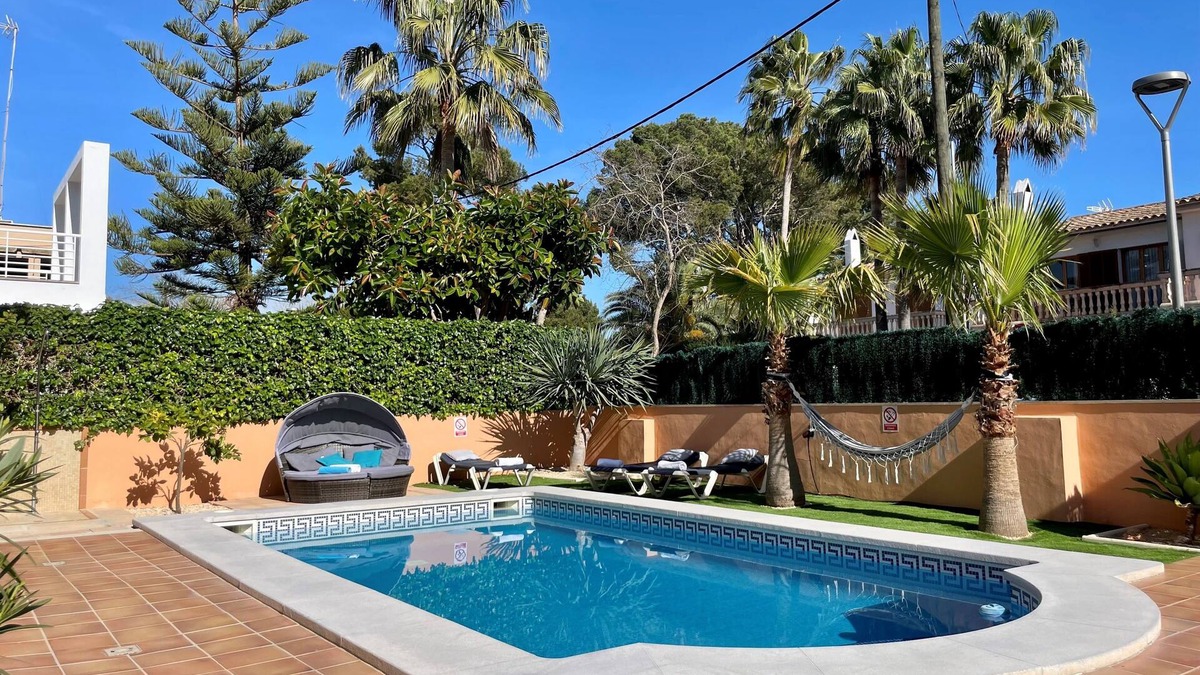 Les Meravelles House | Vacation home with pool for 8 people 200 m to the beach.