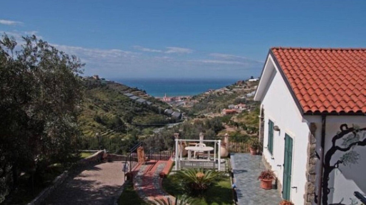 Pompeiana Apartment | Vacation home with 3 apartments with private garden with sea view and swimming pool!