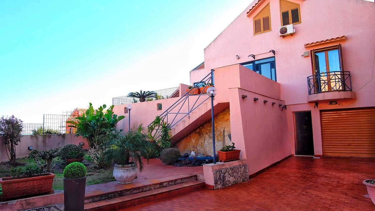 Capo Peloro Apartment | Vacation home with dog boarding