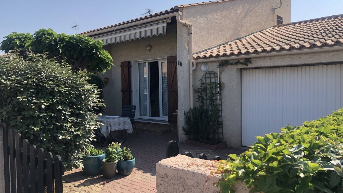 Vias House | Vacation home with garage and small garden 500m from the beach