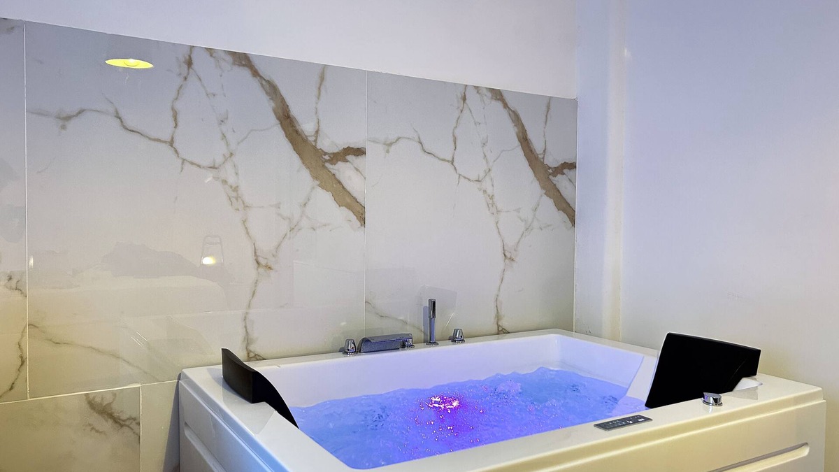 Fuorigrotta Apartment | Vacation home with hot tub: exe napoli stadium apartment