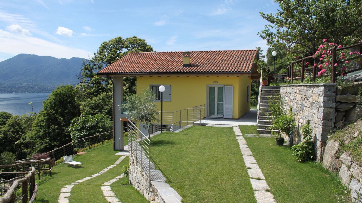 Oggebbio House | Vacation home with lake view up to 10 p. quiet location, private garden and bread service