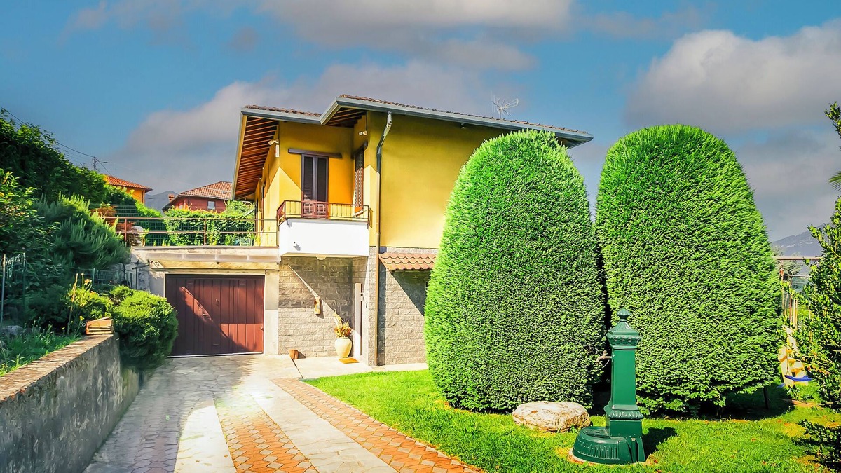Brezzo di Bedero House | Vacation home with large garden and barbecue