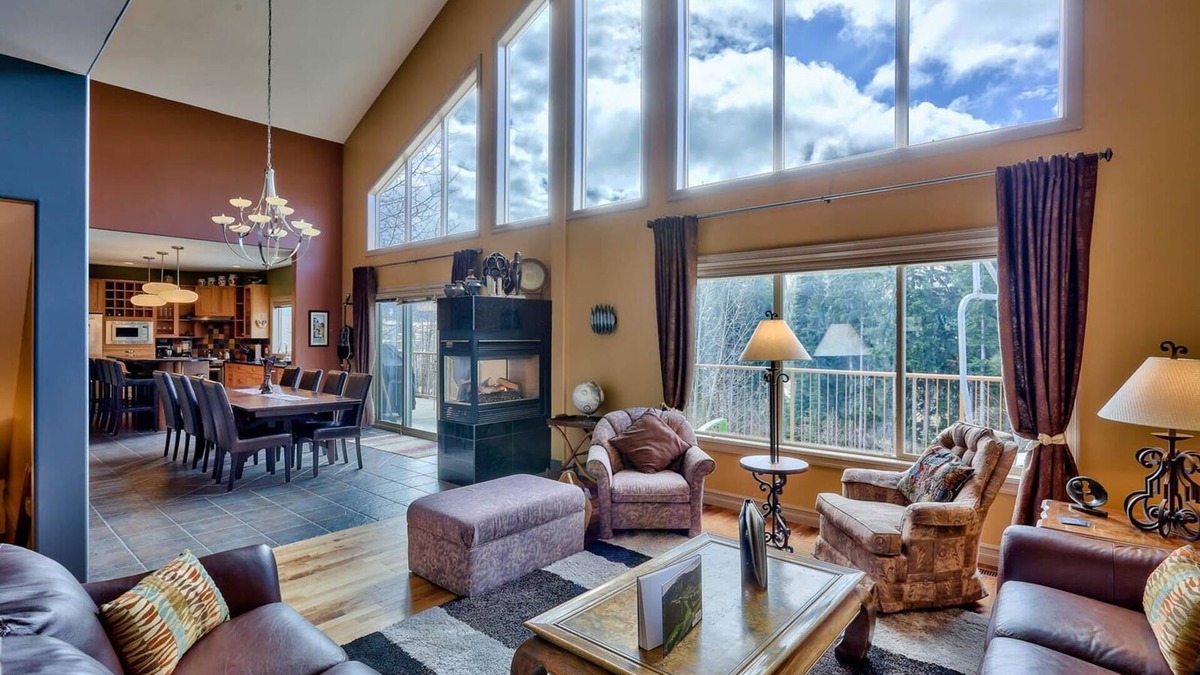 Sunburst Estates House | Vacation home with lots of amenities and convenient location to ski runs nearby