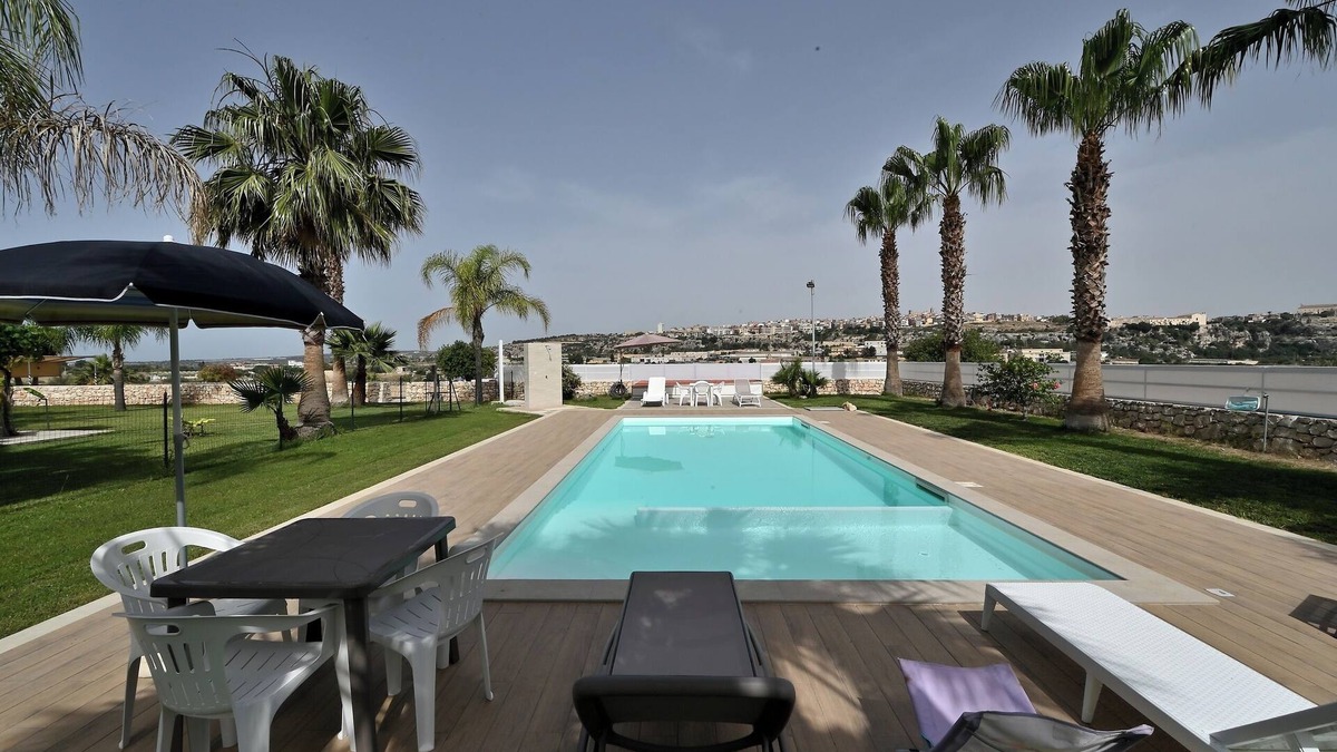 Ispica Villa | Vacation home with swimming pool (shared) with wide views and absolute tranquility.