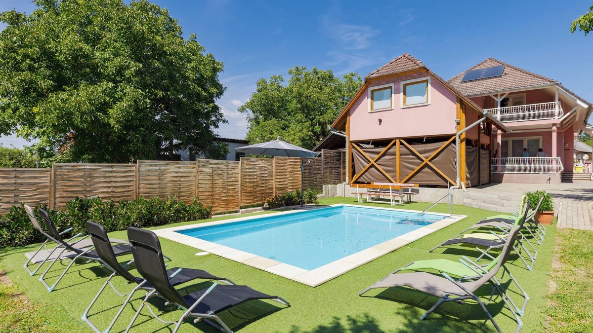 Balatonszemes House | Vacation home Zsuzsi by Interhome