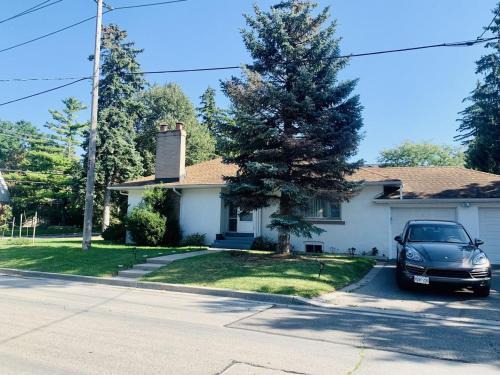 Etobicoke Apartment | Vacation house Entire floor Kids yard walk 2 subway