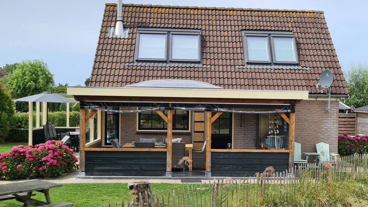 Oudeslius House | Vacation house, for small groups near Schagen and Callantsoog, ideal for peace, space and nature. Enjoy a good kitchen, luxury bedrooms with private bathrooms, and a cozy canopy. Perfect for families, friends or couples. Dogs welcome, nice hiking and