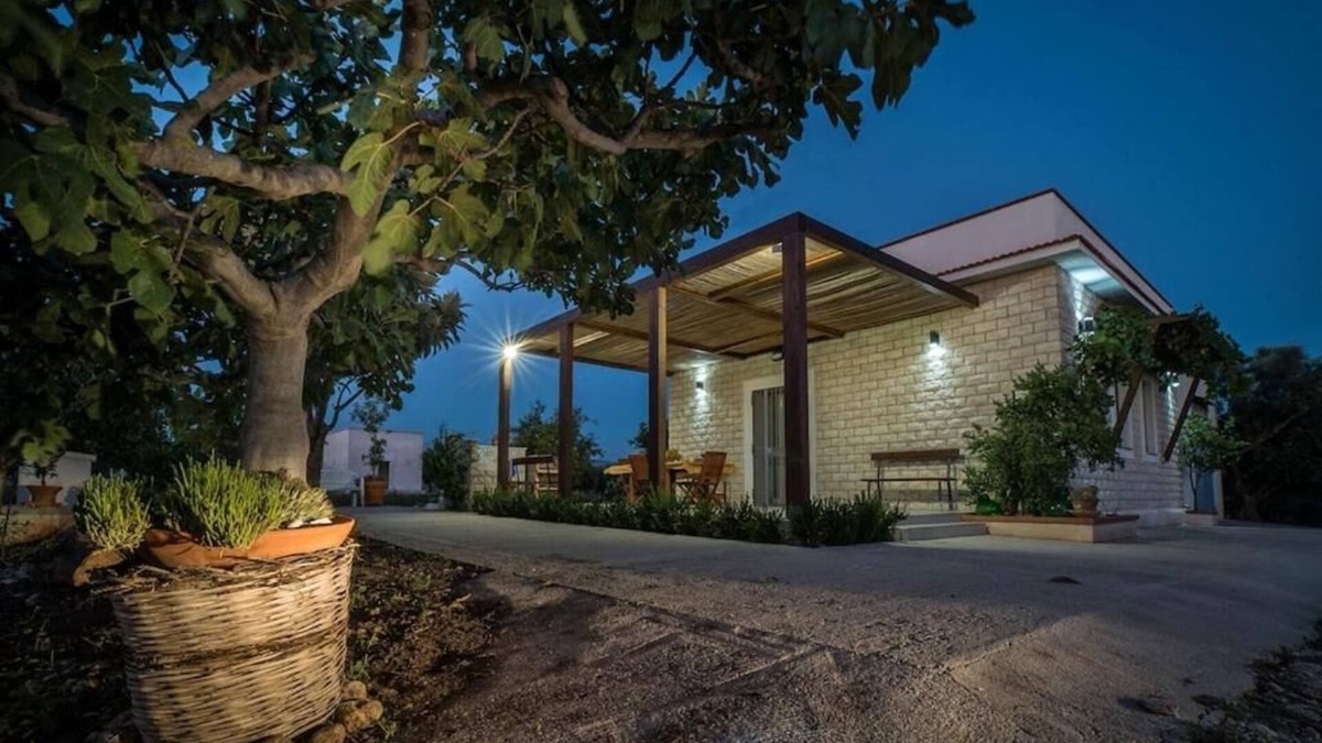 Menfi House | Vacation House "Ulivi nel Mare" typical country home, surrounded by olive trees.