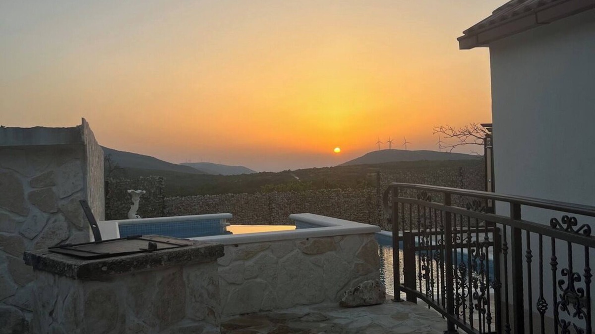Ljubitovica Villa | Vacation house with hot tub, pool and privacy