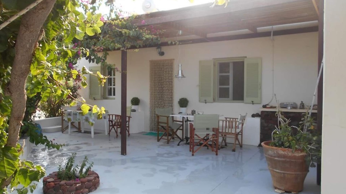 Kamari House | VACATION HOUSE WITH VIEW TO MOUNTAIN