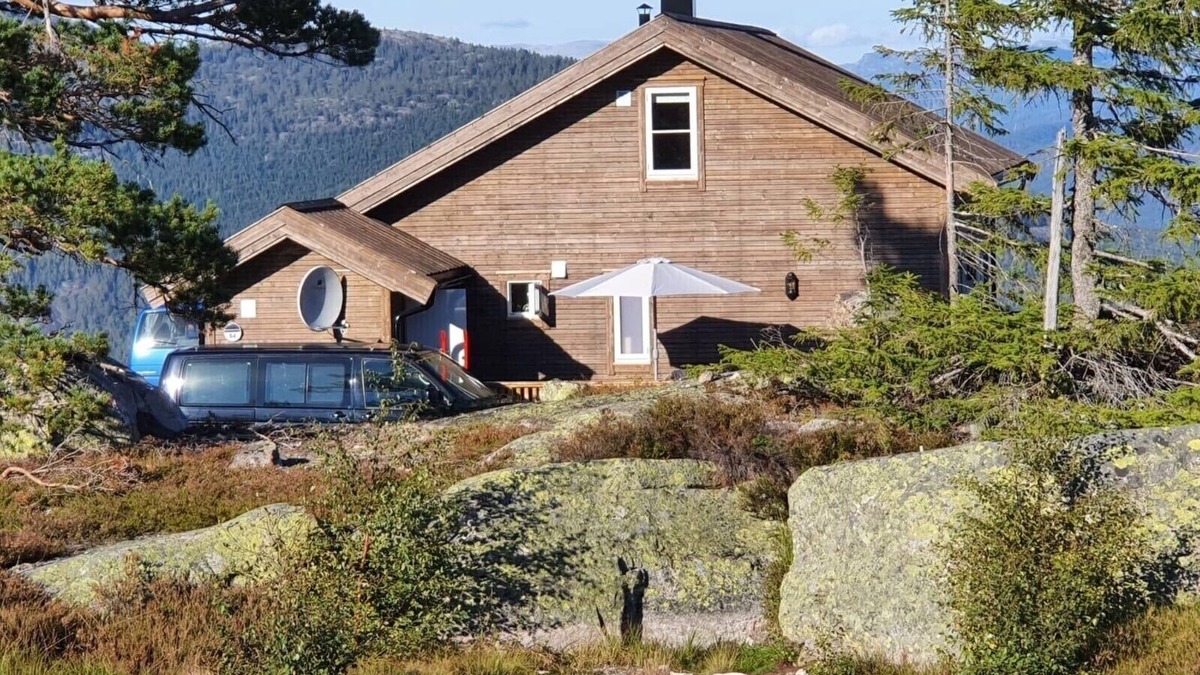 Kviteseid Cabin | Vacation hut with a wonderful view, close to the cross-country ski trail/lift. Dogs welcome.