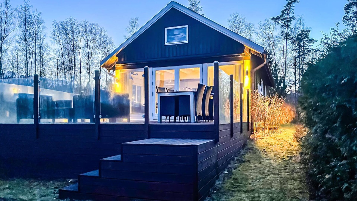 Osby House | Vacation idyll in wooden house by the lake in Skåne.