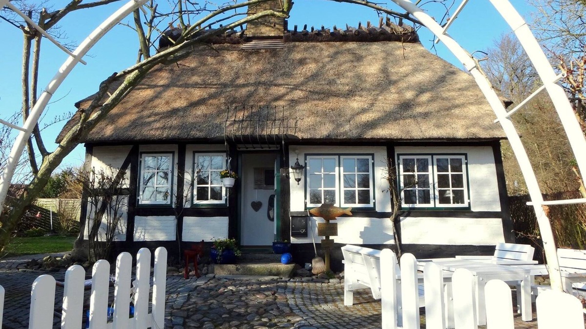 Ellenberg House | Vacation in the listed thatched-roof half-timbered house "Rikate" in Kappeln on the Schlei, high-quality and with a view of the Schlei in the home of the country doctor