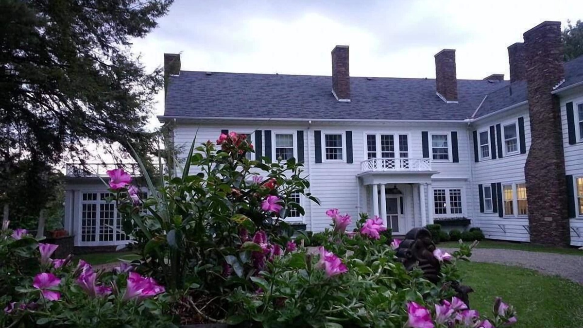 Gilbertsville House | Vacation Like Gatsby on This Historic 500-Acre Fairy Tale Estate