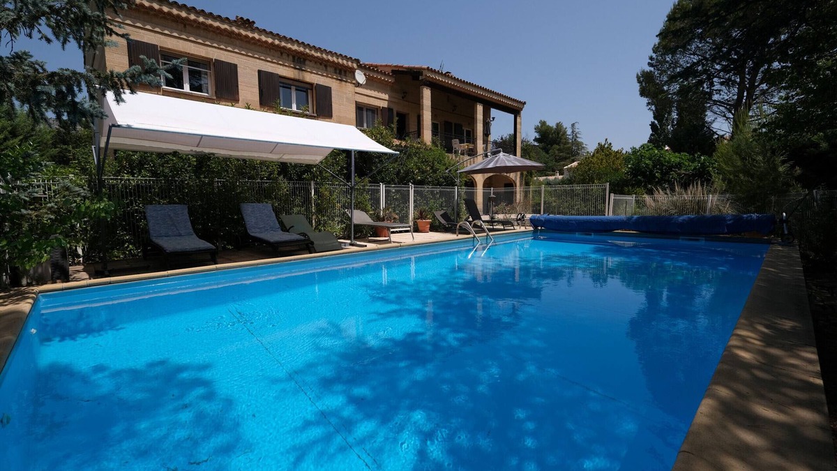 Chateauneuf-le-Rouge Ski Chalet | Vacation rental pool CHATEAUNEUF LE ROUGE LS7-80.