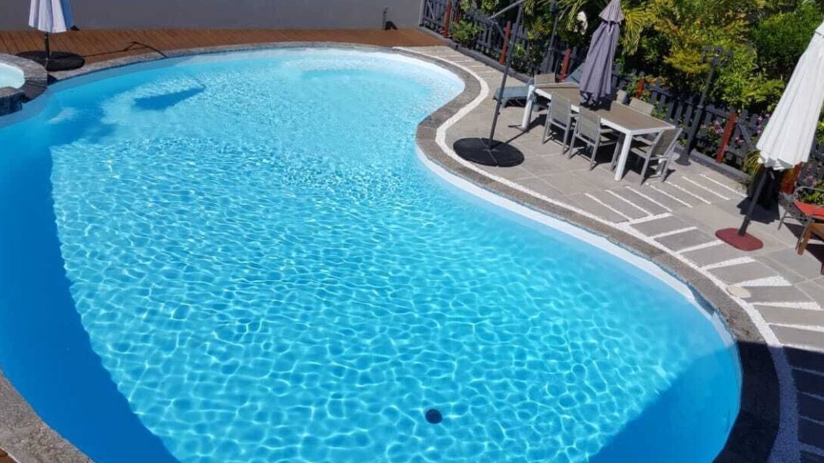L'Ermitage-les-Bains Villa | Vacation rental in a tropical villa at hermitage-les-bains (meeting)