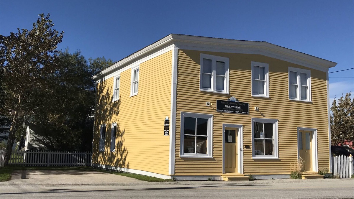 Woody Point House | VACATION RENTAL ~ AUNT JANE'S PLACE
