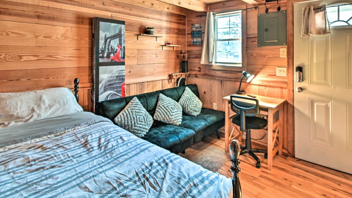 Silver City Apartment | Vacation Rental Cabin Near Fayetteville