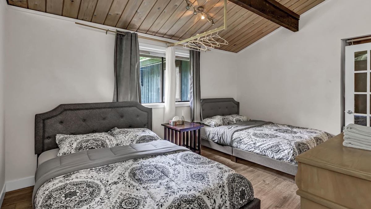 Langley House | Vacation3BDR Rustic Looking Rancher with Indoor/Outdoor Wood Fire and lawn.