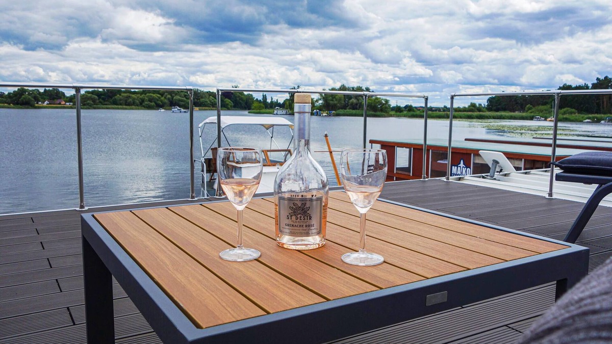 Havelsee Boat Rental | Vacations in a floating house - pure relaxation in the Havelbogen.