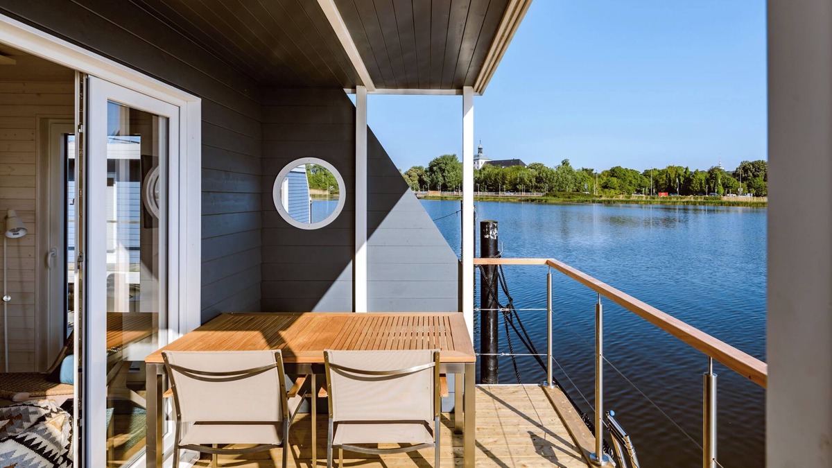 Fehmarnsund House | Vacations on a houseboat - pure relaxation for water and landlubbers alike!