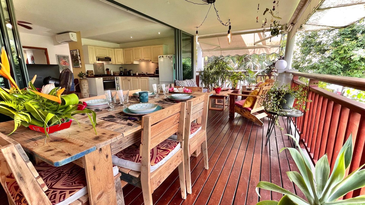 Punaauia Condo | Vaiava Beach Carlton- Tahiti - beachfront luxury residence & pool - 4 pers
