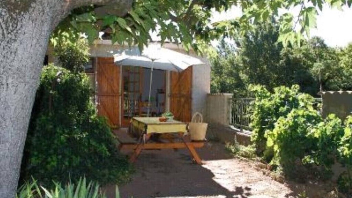 Nebian Apartment | Val'ombreuse : Maison Avec Jardin en Bord de Rivière