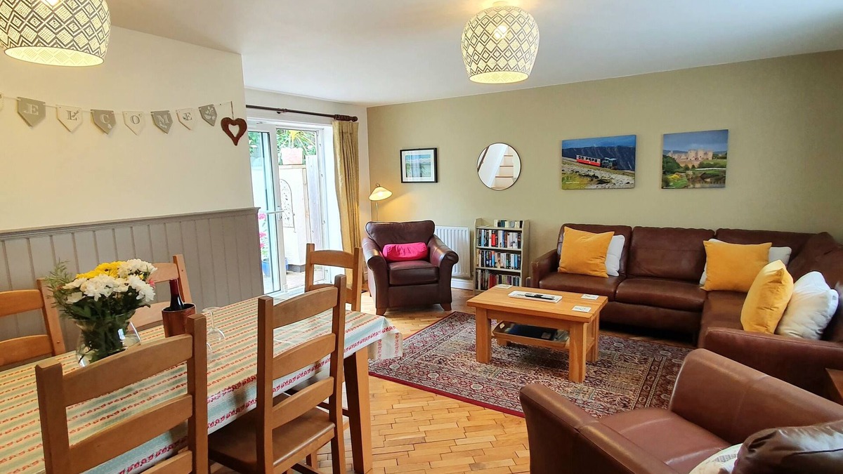 Prestatyn House | Vale View Cottages - The Stables Cottage 5 Star. Near beach & town, Pets welcome